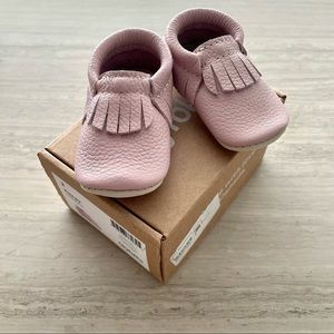 HeyFolks / Minimoc Fringed Baby Moccasins Pink (Piglet)